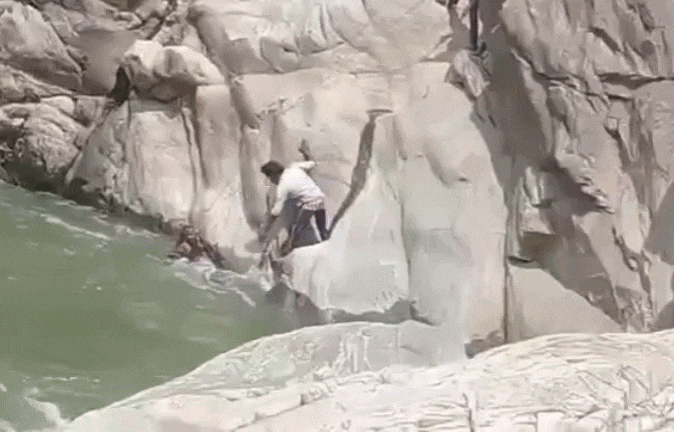 VIDEO: 57 साल की सावित्री ने मौत को दी मात! भिमकुंड में गिरी, दो घंटे तक पकड़ी रखी चट्टान