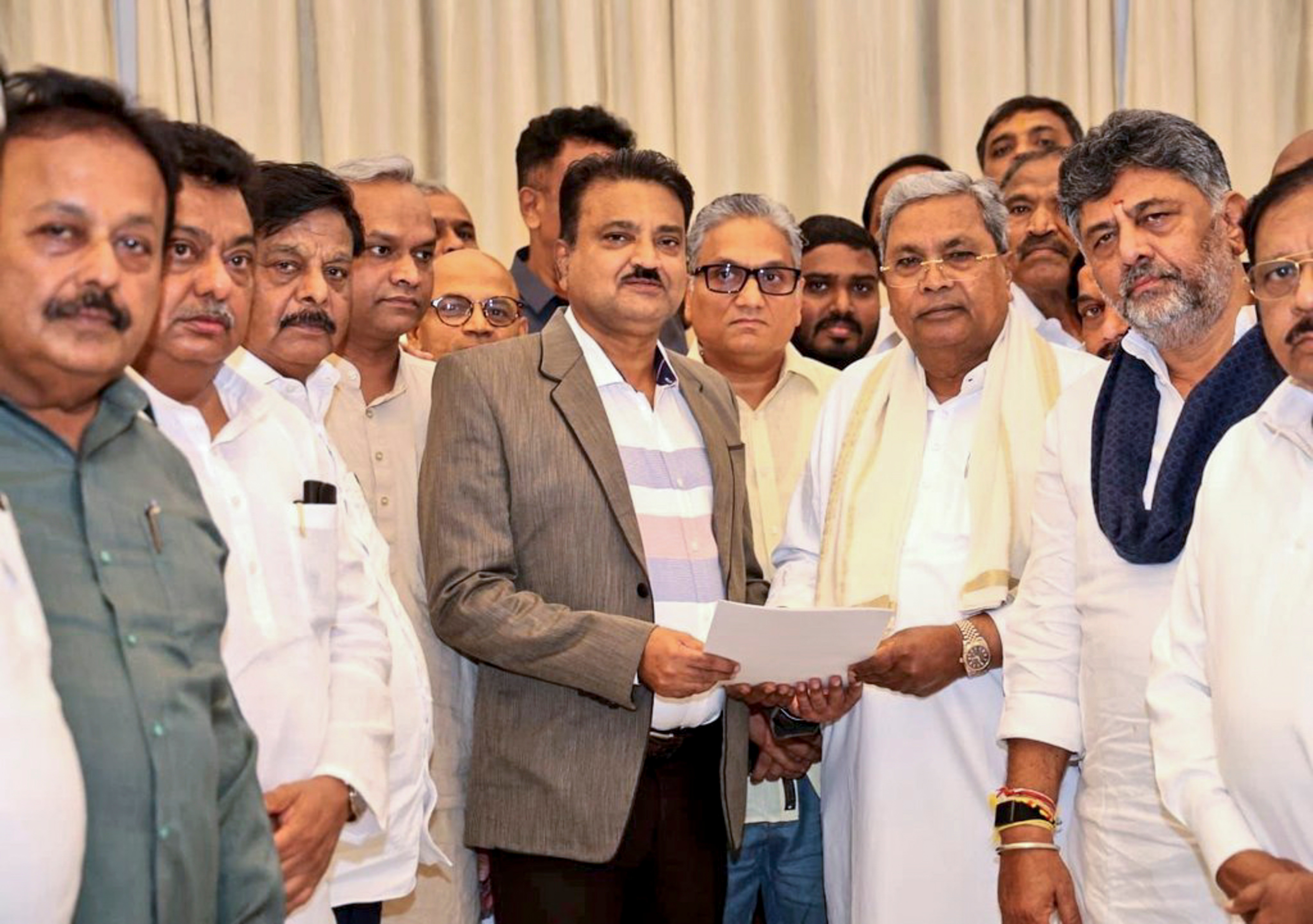 सिद्धारमैया ने लोकभवन के सचिव को सौंपा इस्तीफा. राज्यपाल मौजूद नहीं थे. 