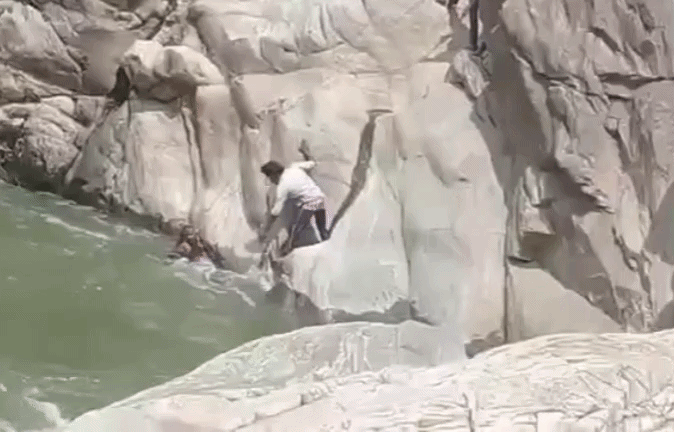 VIDEO: 57 साल की सावित्री ने मौत को दी मात! भिमकुंड में गिरी, दो घंटे तक पकड़ी रखी चट्टान
