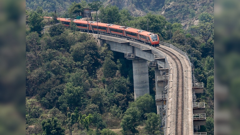 Jammu-Srinagar Direct Vande Bharat Express Begins Commercial Operation Amid Fanfare