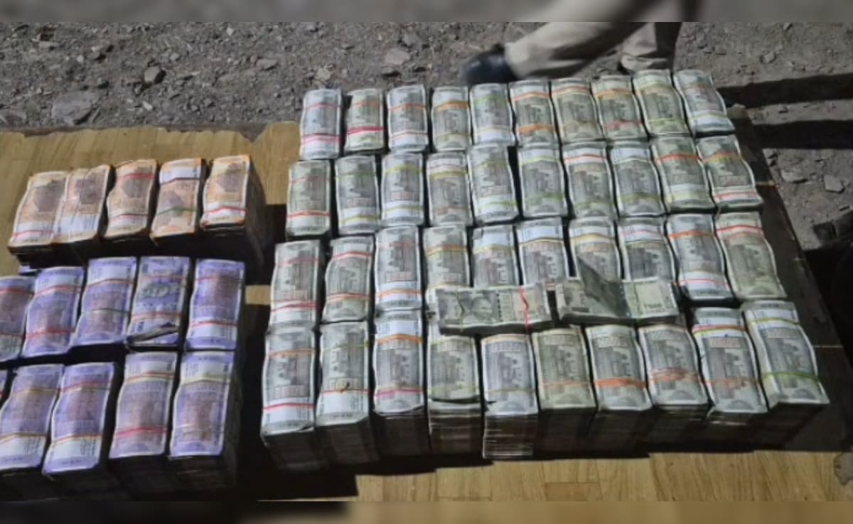 लखनऊ, वाराणसी-प्रयागराज से अहमदाबाद ले जाते थे हवाला का पैसा, कोटा में कार से नोटों का जखीरा पकड़ा