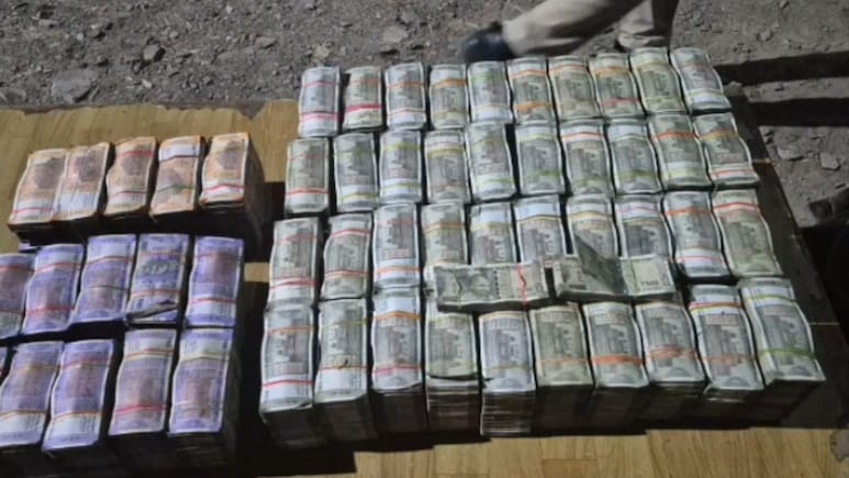 लखनऊ, वाराणसी-प्रयागराज से अहमदाबाद ले जाते थे हवाला का पैसा, कोटा में कार से नोटों का जखीरा पकड़ा