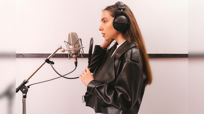 कैसे बनते हैं Voice Over Artist, कितनी होती है कमाई