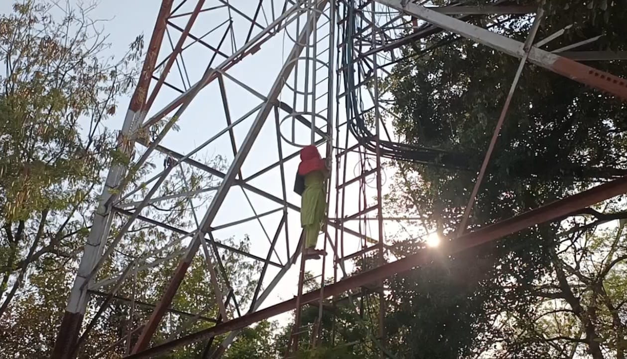 jalaun urai woman climbs tower marriage demand lover asif ansari jalaun urai woman climbs tower marriage demand lover asif ansari