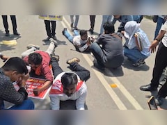 लखनऊ में शिक्षक भर्ती अभ्यर्थियों का प्रदर्शन, छाती के बल रेंगते हुए पहुंचे मंत्री के घर