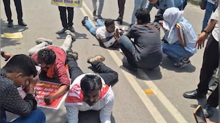 लखनऊ में शिक्षक भर्ती अभ्यर्थियों का प्रदर्शन, छाती के बल रेंगते हुए पहुंचे मंत्री के घर