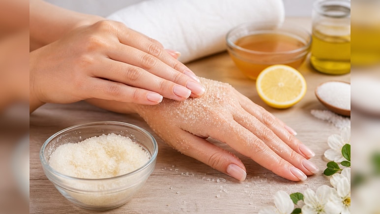 Sugar Manicure: सिर्फ 5 मिनट में चीनी से करें घर पर मैनीक्योर, हाथ बनेंगे पार्लर जैसे सॉफ्ट, चमकते हुए
