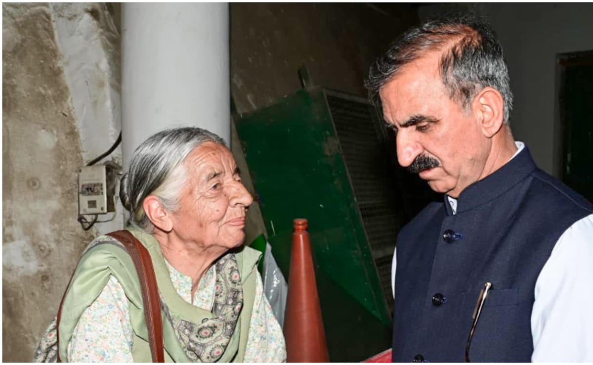 हिमाचल में अटक जाएगी महिलाओं की ₹1500 महीना पेंशन? सुक्खू कैबिनेट के फैसलों पर चुनाव आयोग पहुंची BJP