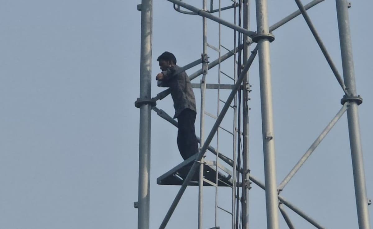 भाई की साली से शादी की जिद, टावर पर चढ़ गया युवक... नीचे उतारने में प्रशासन परेशान — WellsTrack