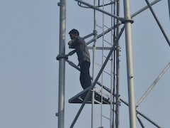 भाई की साली से शादी की जिद, टावर पर चढ़ गया युवक... नीचे उतारने में प्रशासन परेशान