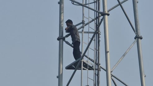 भाई की साली से शादी की जिद, टावर पर चढ़ गया युवक... नीचे उतारने में प्रशासन परेशान