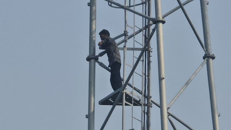 भाई की साली से शादी की जिद, टावर पर चढ़ गया युवक... नीचे उतारने में प्रशासन परेशान