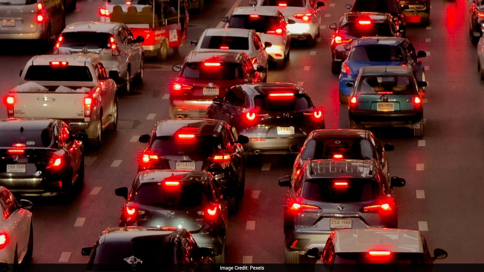 Former Ambulance Driver Suggests Driving Ambulance Before Licensing to Improve Traffic