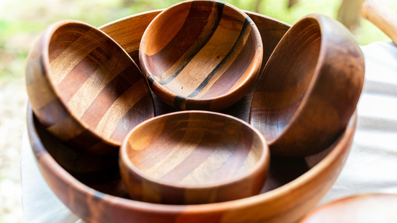 Wooden Salad Bowls Look Elegant: But Are They Hygienic Enough For Everyday Use? Wooden Salad Bowls Look Elegant: But Are They Hygienic Enough For Everyday Use?