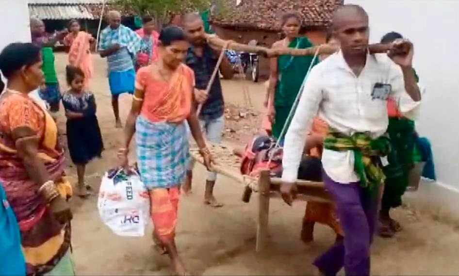 Odisha News: चारपाई बनी एंबुलेंस