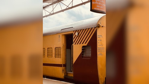 Do You Know: ट्रेन में अलग-अलग रंग के कोच क्&zwj;यों लगाए जाते हैं