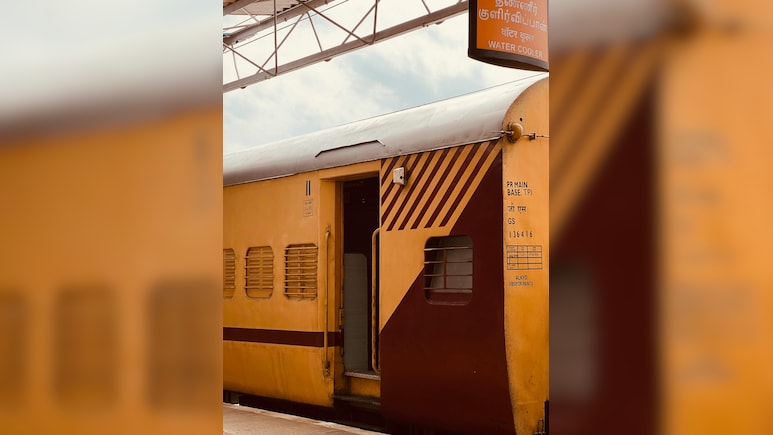Do You Know: ट्रेन में अलग-अलग रंग के कोच क्&zwj;यों लगाए जाते हैं