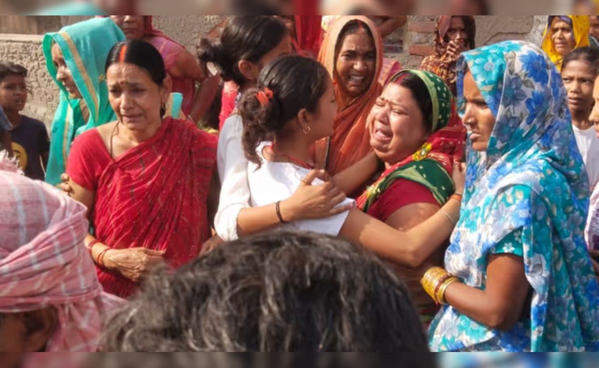 Purvanchal Express Accident: सिहर उठा सिवान का ग्यासपुर गांव, एक साथ मां-बाप और बेटियों की जलती चिताएं देख,  बेहोश हुए माता-पिता — WellsTrack