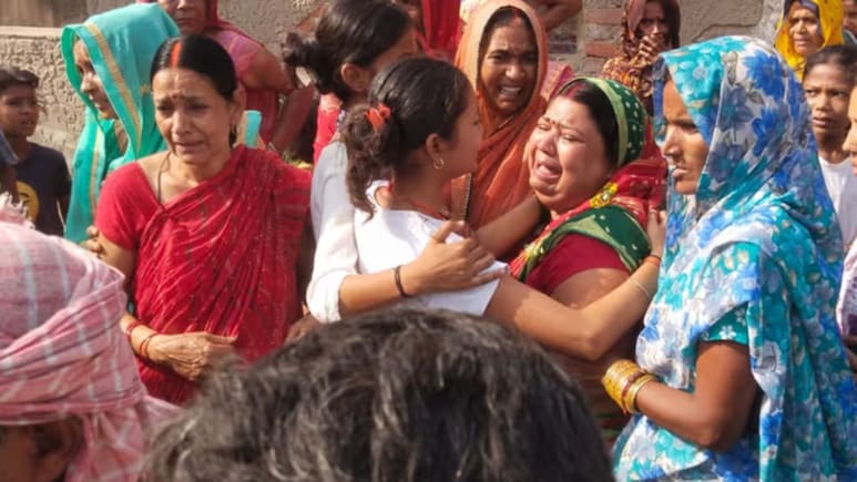 Purvanchal Express Accident: सिहर उठा सिवान का ग्यासपुर गांव, एक साथ मां-बाप और बेटियों की जलती चिताएं देख,  बेहोश हुए माता-पिता