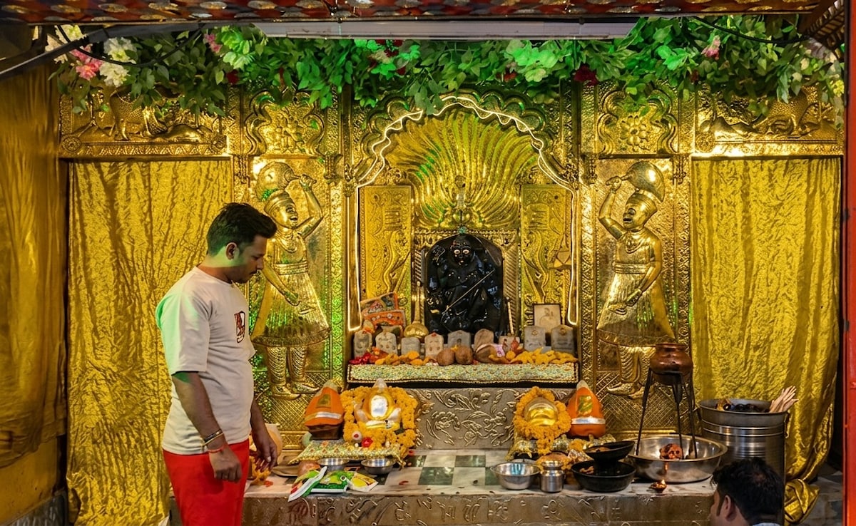 शनि दोष से चाहिए मुक्ति तो MP के इस मंदिर में कर लें छोटा सा काम, शनिवार को भक्तों के साथ होता है खास चमत्कार — WellsTrack