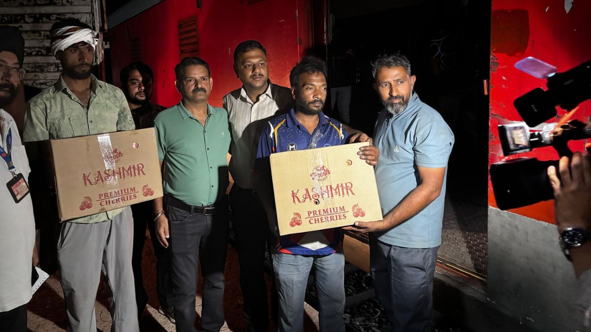 Kashmiri Cherries To Reach Mumbai In 33 Hours On A Special Parcel Service