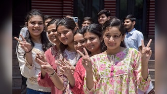 CBSE 12वीं परीक्षा में लड़कों पर भारी पड़ी लड़कियां, पास पर्सेंटेज में इतना रहा अंतर