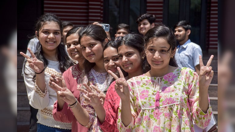 CBSE 12वीं परीक्षा में लड़कों पर भारी पड़ी लड़कियां, पास पर्सेंटेज में इतना रहा अंतर