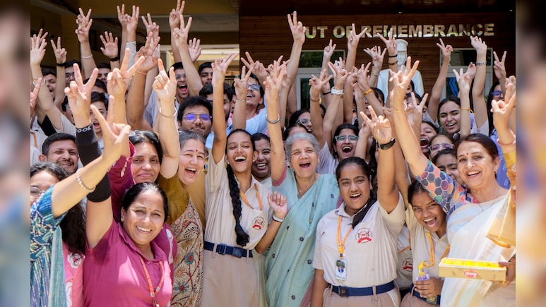 CBSE 12th Result 2026 जारी, साउथ इंडिया का फिर रहा जलवा,  त्रिवेंद्रम ने मारी बाजी, रीजन वाइज देखें पूरी लिस्ट