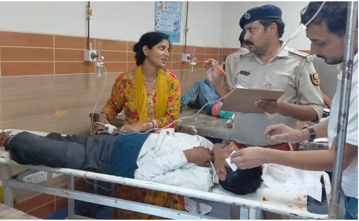 अस्पताल में घायलों का इलाज चल रहा है और पुलिस ने हादसे के कारणों की जांच शुरू कर दी है.