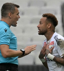 Raging Neymar Forced Off By Refereeing Error As Santos Lose