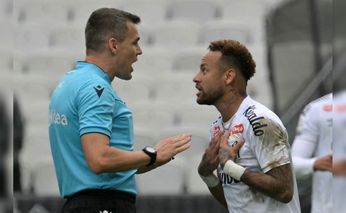 Raging Neymar Forced Off By Refereeing Error As Santos Lose