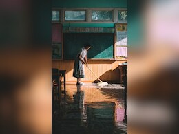 स्कूल में बेटी ने की उल्टी, मां को बुलाकर करवाया फर्श साफ, मुथरा से हैरान करने वाला मामला