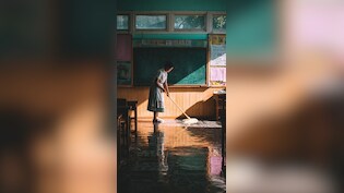 स्कूल में बेटी ने की उल्टी, मां को बुलाकर करवाया फर्श साफ, मुथरा से हैरान करने वाला मामला
