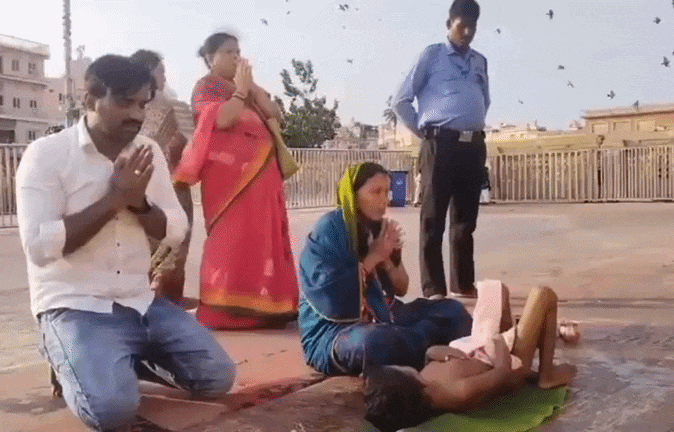 'हे जगन्नाथ…मेरे बच्चे को बचा लो', 6 साल के मासूम के लिए बोलीं मां, महाप्रभु के सामने छलके आंसू