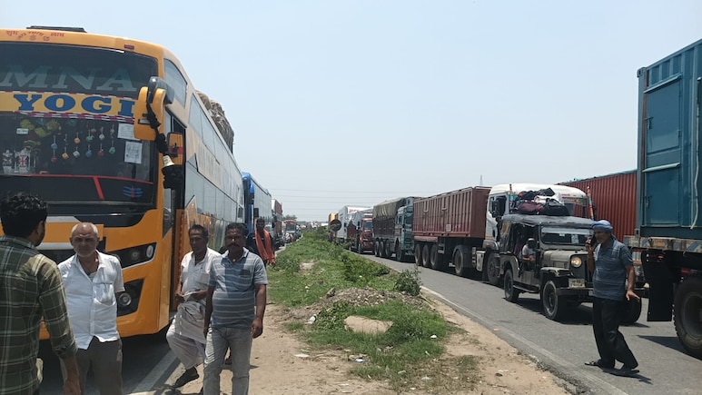 गोपालगंज: NH-27 के डुमरिया पुल पर 10 घंटे का महाजाम, चिलचिलाती धूप में भूख-प्यास से बेहाल हुए हजारों यात्री