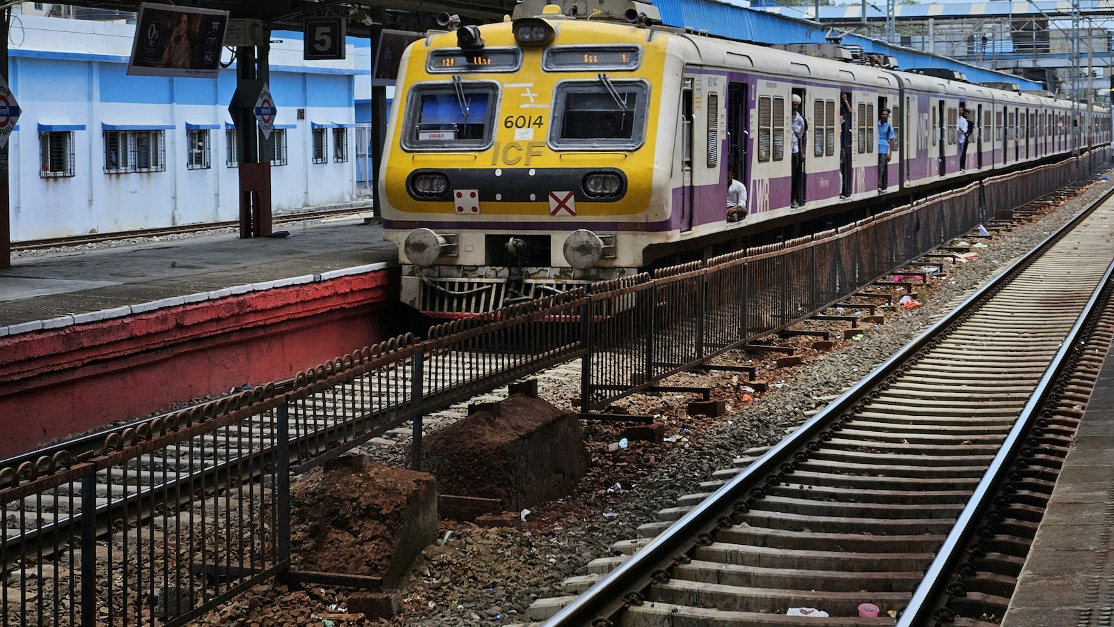Mumbai Rains Local Train Mumbai Local Trains Chaos: 3 Dead As Commuters Forced To Walk On Tracks ...