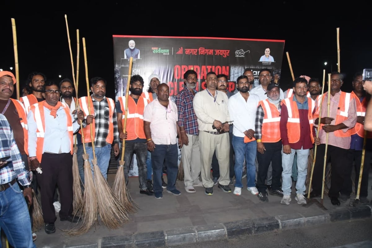स्वच्छता मिशन में सैकड़ों की तादाद में सफाईकर्मी भी जुटे हुए हैं. स्वच्छता मिशन में सैकड़ों की तादाद में सफाईकर्मी भी जुटे हुए हैं.