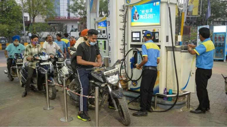 हर Petrol Pump पर फ्री मिलती हैं ये 6 सुविधाएं, पैसे मांगे तो तुरंत करें शिकायत, जान लें अपने मतलब की बात