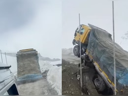VIDEO: चलते-चलते अचानक गायब हो गई सड़क, ट्रक के साथ जो हुआ देख कांप जाएगी रूह