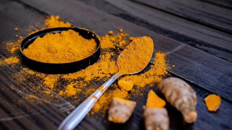 असली हल्दी पाउडर में मिलावट कैसे पकड़ें? ये आसान टेस्ट मिनटों में खोल देंगे सच