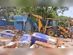 बंगाल के आसनसोल में बुलडोजर एक्शन, पूर्व मंत्री के करीबी TMC नेता का दफ्तर JCB मशीन से ध्वस्त