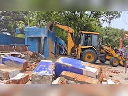 बंगाल के आसनसोल में बुलडोजर एक्शन, पूर्व मंत्री के करीबी TMC नेता का दफ्तर JCB मशीन से ध्वस्त