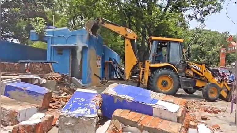 बंगाल के आसनसोल में बुलडोजर एक्शन, पूर्व मंत्री के करीबी TMC नेता का दफ्तर JCB मशीन से ध्वस्त