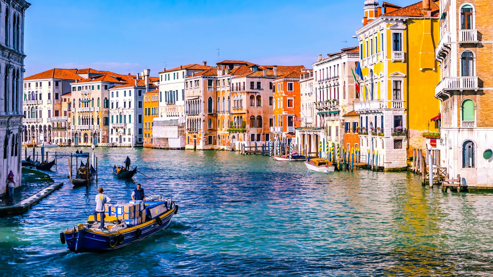 Which Famous City Is Made Up Of 118 Small Islands?