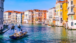 Which Famous City Is Made Up Of 118 Small Islands?