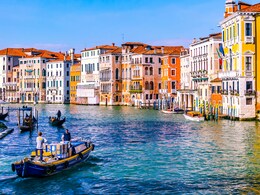 Which Famous City Is Made Up Of 118 Small Islands?