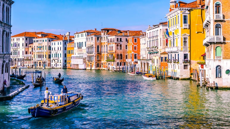 Which Famous City Is Made Up Of 118 Small Islands?