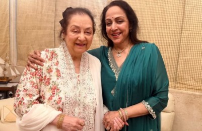Saira Banu Meets Hema Malini After Dharmendra's Death: "Simply Mesmerised By Her Beauty"