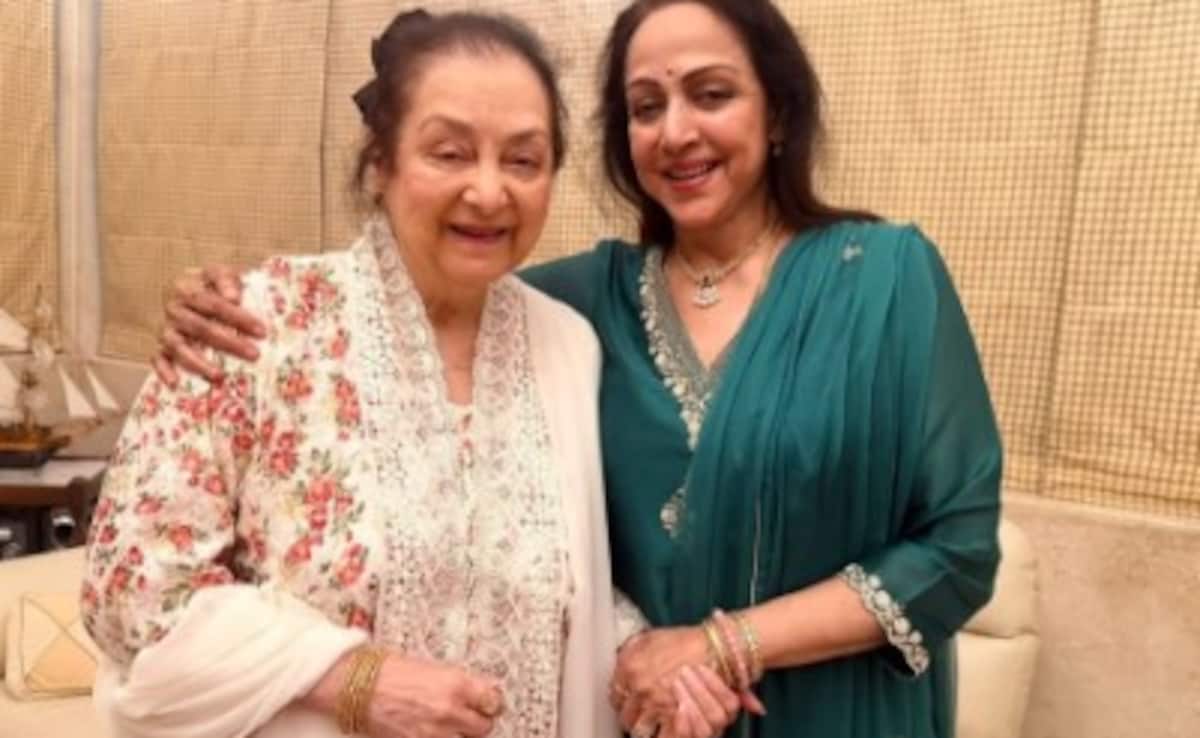 Saira Banu Meets Hema Malini After Dharmendra’s Death: “Simply Mesmerised By Her Beauty”