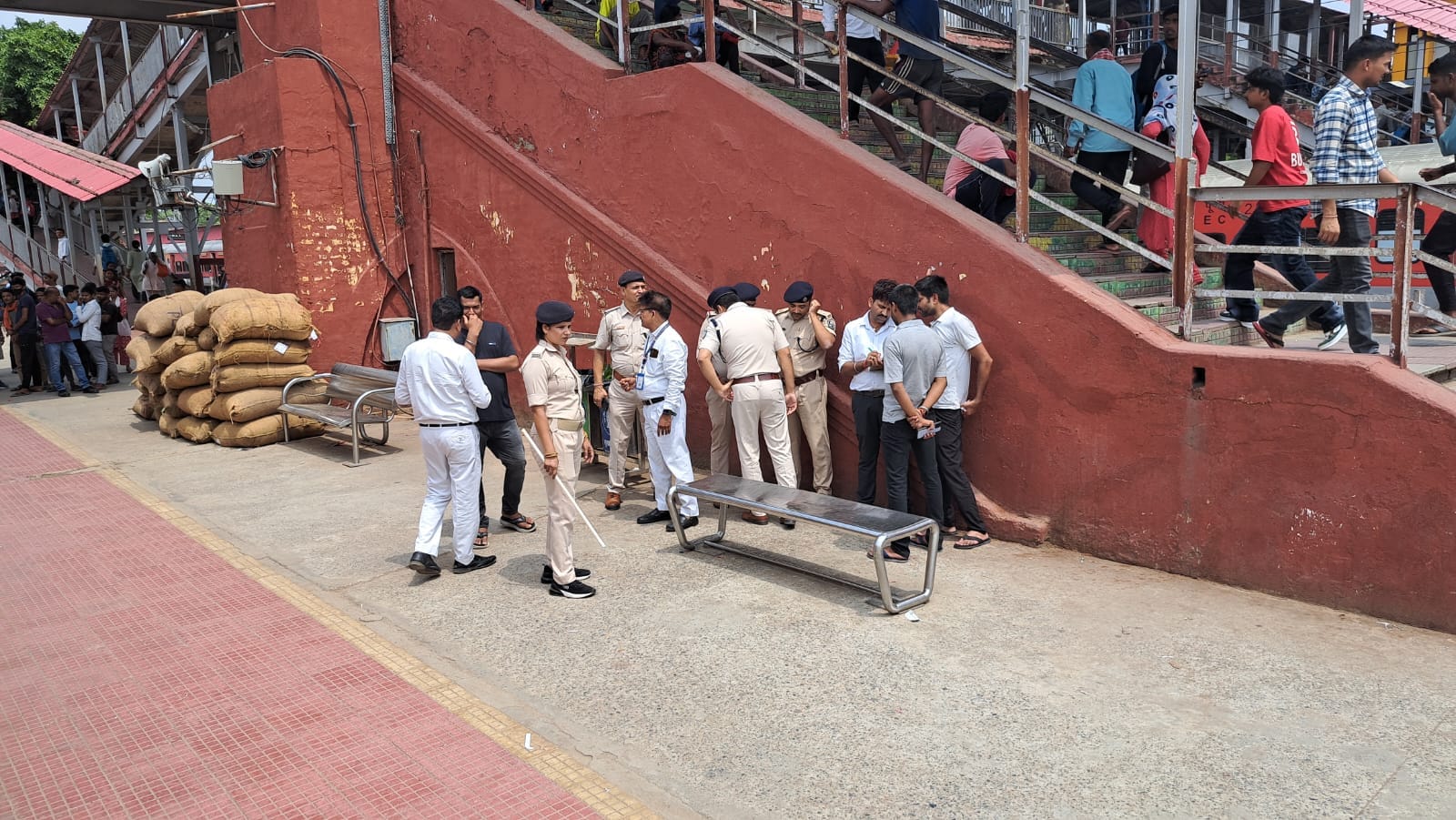 स्टेशन पर शव मिलने के बाद पुलिस सनसनी फैल गई. स्टेशन पर शव मिलने के बाद पुलिस सनसनी फैल गई.
